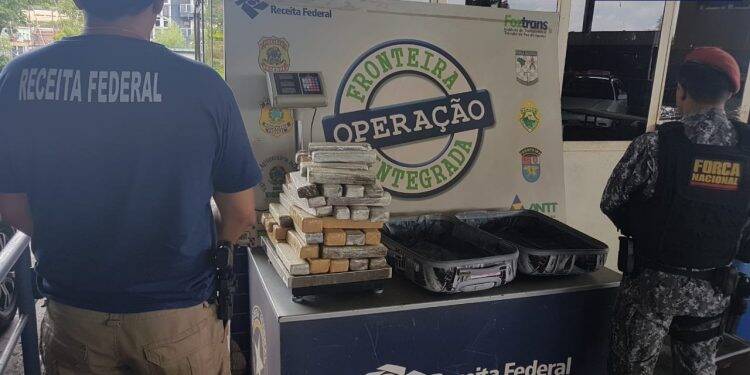 Van com 40 kg de droga é apreendida na Ponte da Amizade