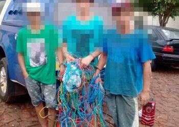 Adolescentes são flagrados furtando objetos e fios no Conjunto Duque de Caxias