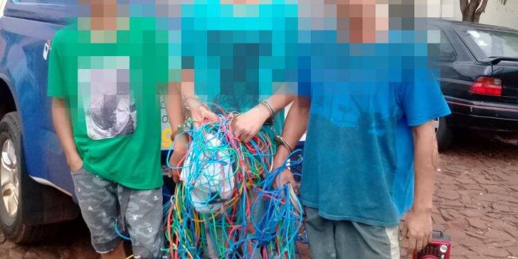 Adolescentes são flagrados furtando objetos e fios no Conjunto Duque de Caxias