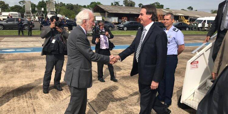 Bolsonaro confirma construção de duas pontes entre Brasil e Paraguai