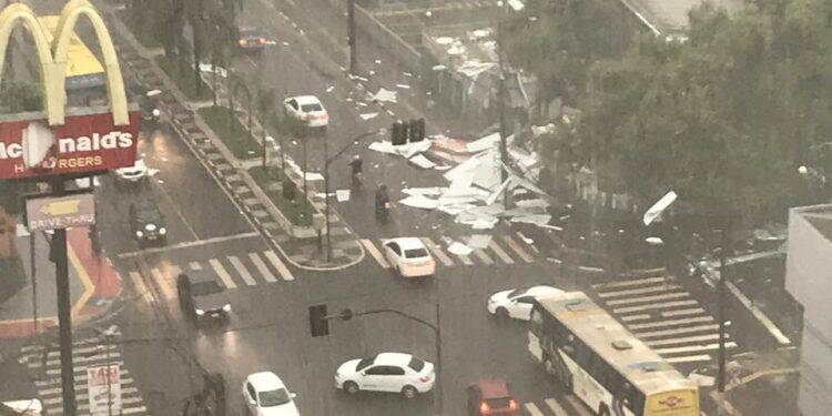 Vento chegou a 66 km/h e deixou rastro de destruição no centro