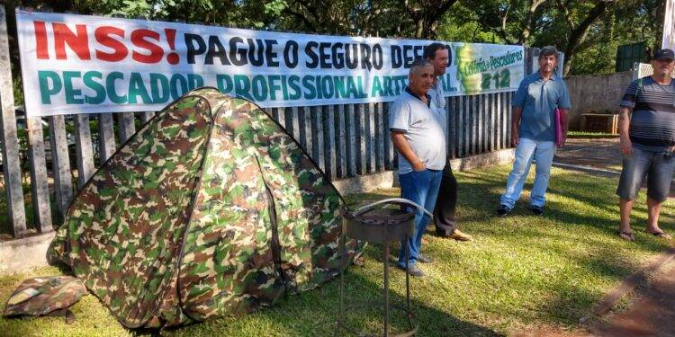 Pescadores de Foz e região protestam pelo pagamento do Seguro Defeso