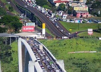 Após dia de comércio fechado, sexta-feira começa com congestionamento no acesso ao Paraguai
