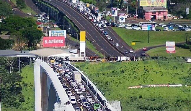 Após dia de comércio fechado, sexta-feira começa com congestionamento no acesso ao Paraguai