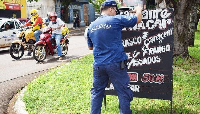 Foztrans incia retirada de publicidade irregular pelas ruas da cidade