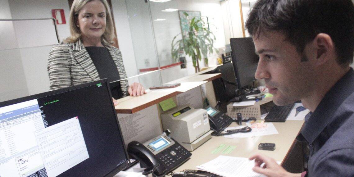 Gleisi apresenta propostas para aumentar salário e reduzir preço do gás