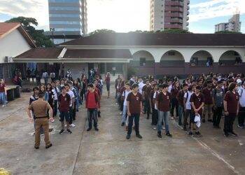 Alunos do Mitre começam a receber disciplina militar