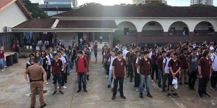 Alunos do Mitre começam a receber disciplina militar