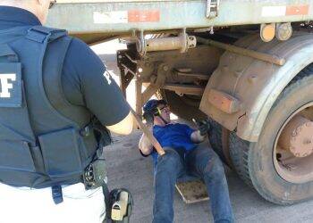 PRF faz operação de fiscalização a caminhões vindos da Argentina