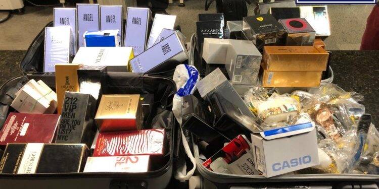 Mercadorias importadas são apreendidas no Aeroporto Internacional de Foz do Iguaçu