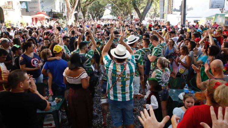 Veja as imagens do domingo do Carnaval da Saudade