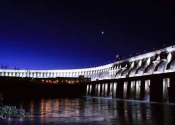 Turistas poderão acompanhar desligamento de luzes ornamentais de Itaipu durante a Hora do Planeta