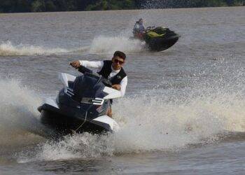 Uso de motos aquáticas exige habilitação específica e regras de segurança