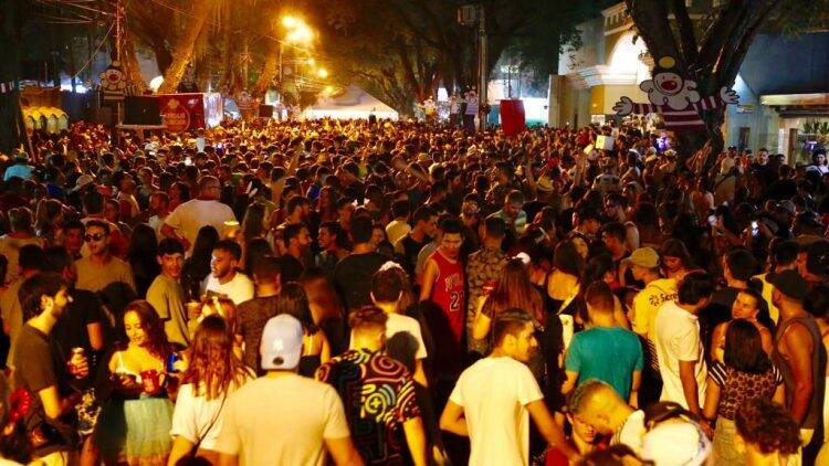 Veja as imagens do domingo do Carnaval da Saudade