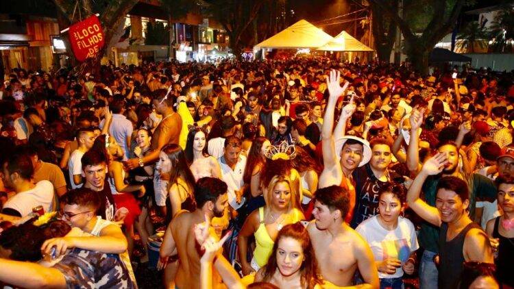 Veja as imagens do domingo do Carnaval da Saudade