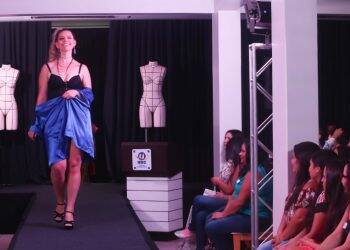 Desfile de superação: mulheres conquistam autonomia financeira com curso de corte e costura apoiado pela Itaipu