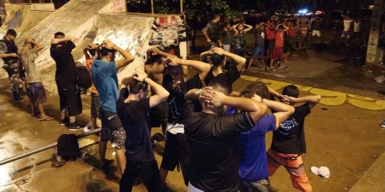 Operação aborda 400 pessoas na pista de skate em frente ao Ginásio Costa Cavalcanti
