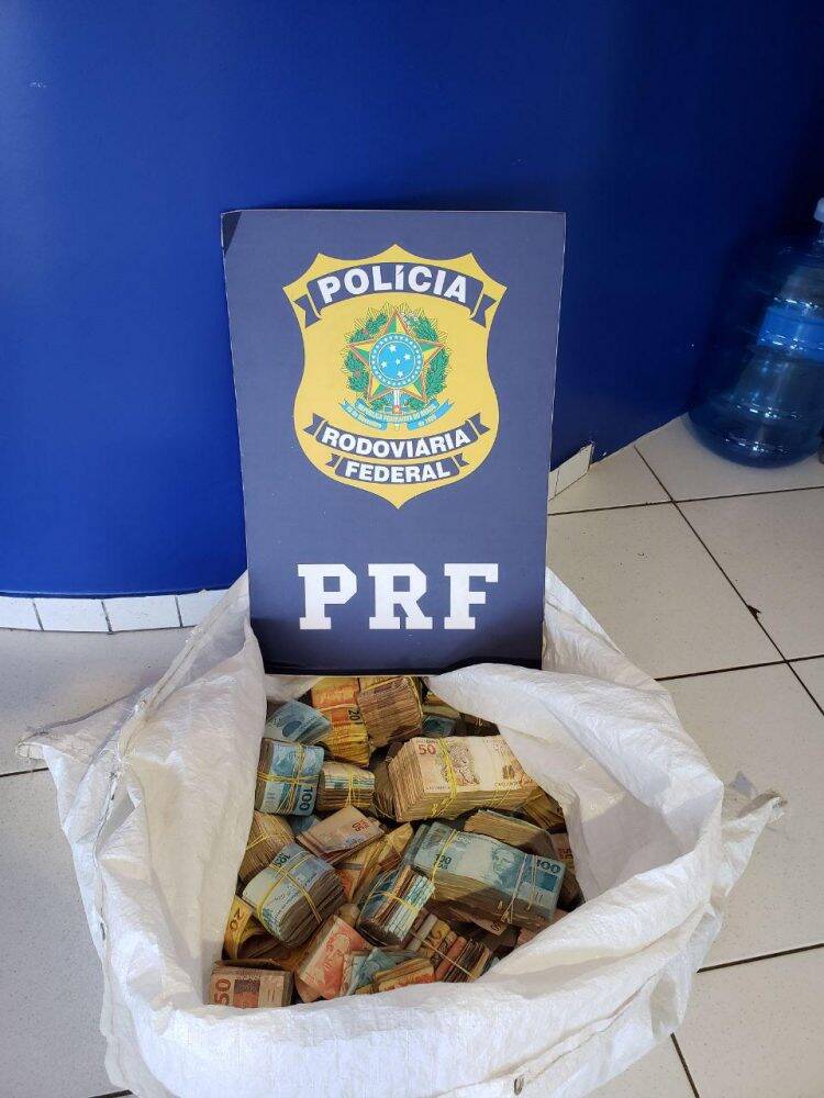 PRF apreende mais de meio milhão de reais em carro