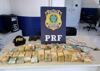 PRF apreende mais de meio milhão de reais em carro