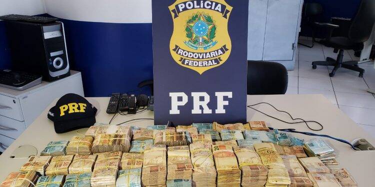 PRF apreende mais de meio milhão de reais em carro