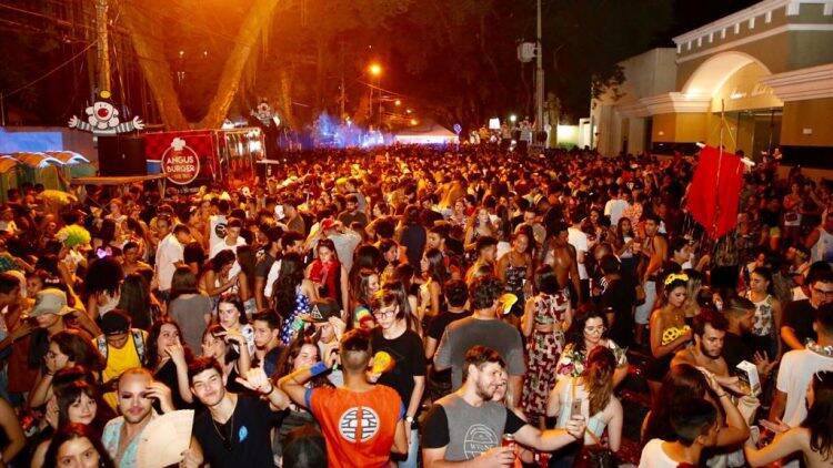 Veja as imagens do domingo do Carnaval da Saudade