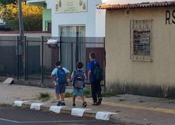 Alunos encontram escolas fechadas após interdição