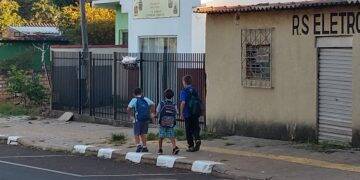 Alunos encontram escolas fechadas após interdição