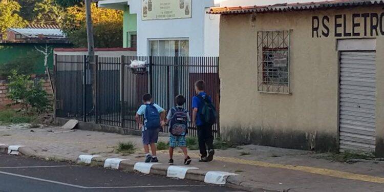 Alunos encontram escolas fechadas após interdição