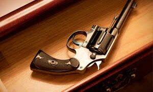 A cada 60 minutos, uma criança ou adolescente morre por arma de fogo