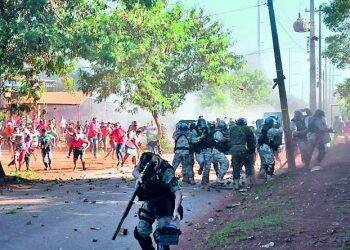 Reintegração de posse acaba em confronto entre policiais e sem-tetos em Cidade do Leste