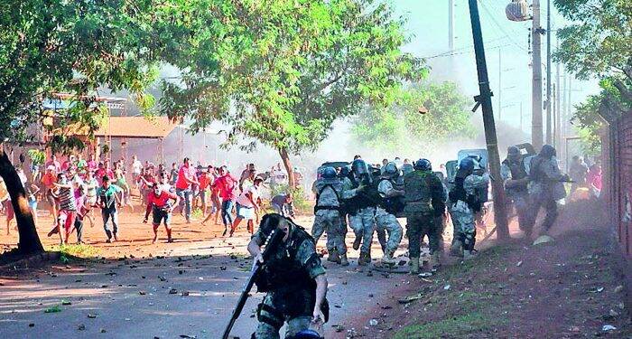 Reintegração de posse acaba em confronto entre policiais e sem-tetos em Cidade do Leste