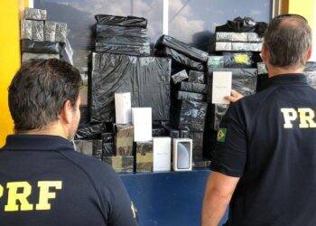 PRF aborda ônibus com mais de R$ 1 milhão em smartphones