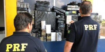 PRF aborda ônibus com mais de R$ 1 milhão em smartphones