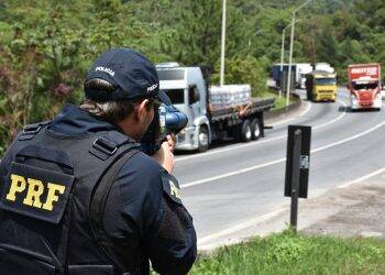 PRF flagra veículos em alta velocidade nas estradas paranaenses