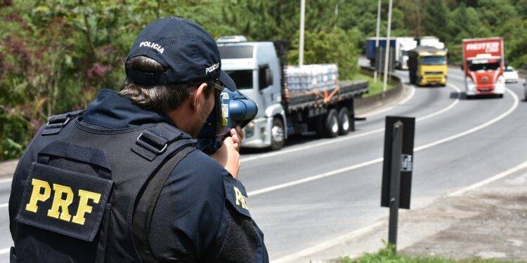 PRF flagra veículos em alta velocidade nas estradas paranaenses
