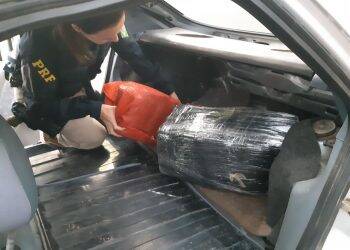 Menor é detido dirigindo carro com mais de 30 kg de maconha