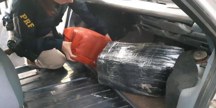 Menor é detido dirigindo carro com mais de 30 kg de maconha