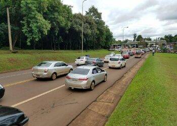 Taxistas argentinos se manifestam contra a demora na fila na aduana de Puerto Iguazú