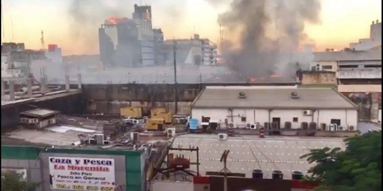 Incêndio atinge Shopping Hijazi, no Paraguai