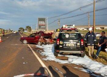 Acidente com viatura policial deixa homem preso às ferragens