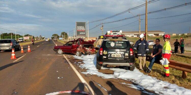 Acidente com viatura policial deixa homem preso às ferragens