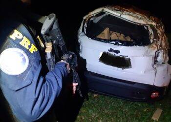 Jeep carregado com maconha e skank capota em fuga da polícia