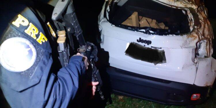 Jeep carregado com maconha e skank capota em fuga da polícia