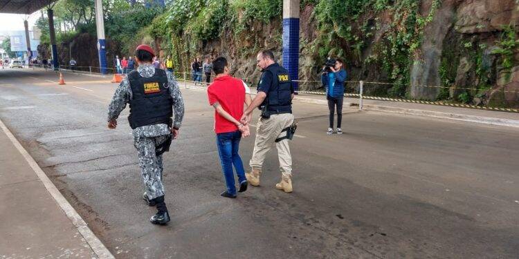 PRF atira em caminhonete após motorista não acatar ordem de parada na Ponte da Amizade