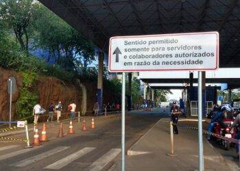 Aduana muda temporariamente lado de travessia de pedestres para o Paraguai