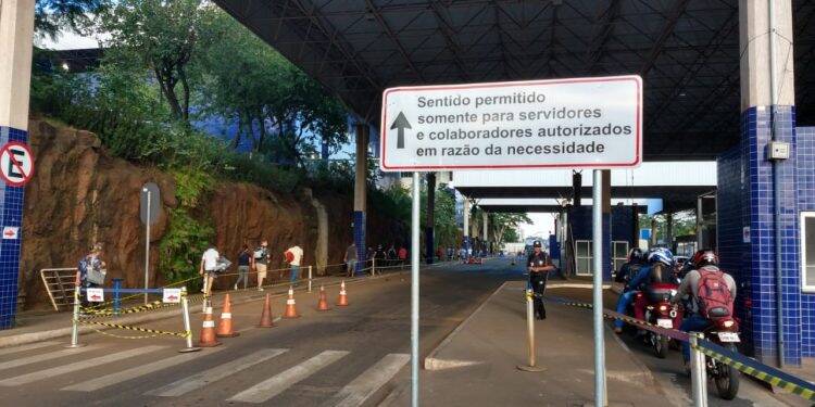 Aduana muda temporariamente lado de travessia de pedestres para o Paraguai