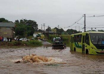 Alagamento deixa ônibus ilhado com passageiros