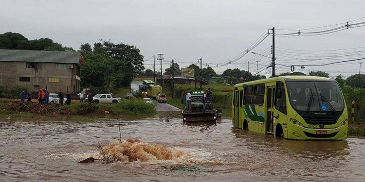 Alagamento deixa ônibus ilhado com passageiros