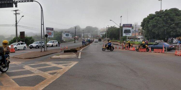 PRF atira em caminhonete após motorista não acatar ordem de parada na Ponte da Amizade