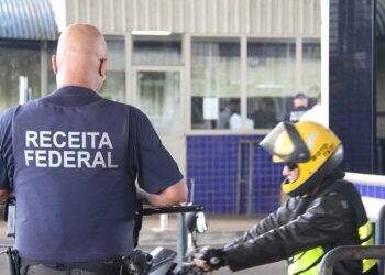 Receita Federal faz fiscalizações na Ponte da Amizade com instrução da Aduana Norte Americana